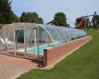 160 m² very well furnished Ferienh. also for 2 families or 14 persons + - Walkertshofen - Piscina