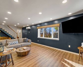 Woodsy Retreat with a Hot Tub and Seasonal Views! - Harpers Ferry - Living room