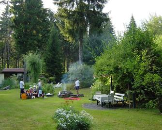 Liebevoll eingerichtetes Ferienappartement - nahe Ochsenkopfseilbahn - Warmensteinach - Innenhof
