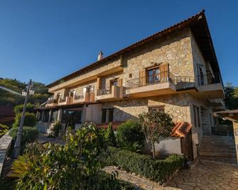 Αρχοντικό Φιαμέγκου - Τρίκαλα Κορινθίας - Κτίριο