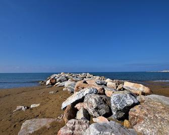 Renovated beachfront apartment - San Vincenzo - Beach