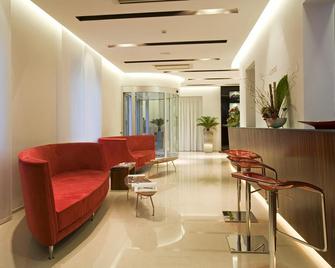 Card International Hotel - רימיני - לובי