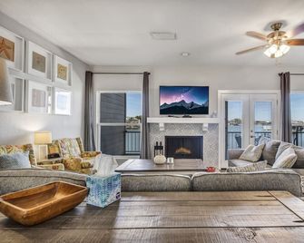 3/3 | Lakefront | Boatslip | King | Fast Wifi | Kayaks - Horseshoe Bay - Living room