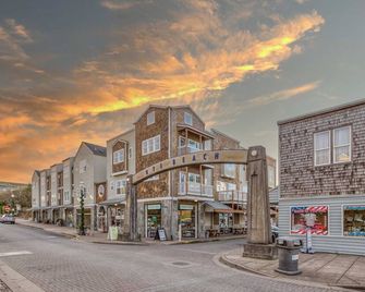 Shorepine Retreat - Newport - Edificio