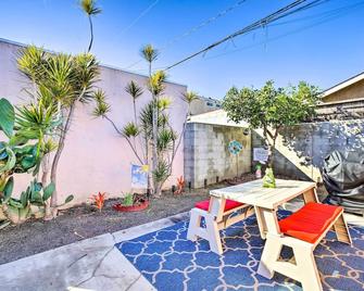 8 Mi to Aquarium Long Beach Bungalow with Patio! - Long Beach - Innenhof