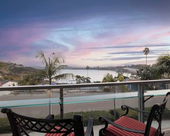 Water Views on Every Floor for this multi Holiday Home - Walk to the Beach - Carlsbad - Balkong