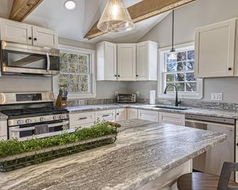 Chic Farmhouse Decor | Deck w/View - Sunapee - Kitchen