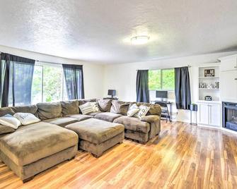 Bremerton Home: 2 Mi to Bremerton Boardwalk! - Bremerton - Living room