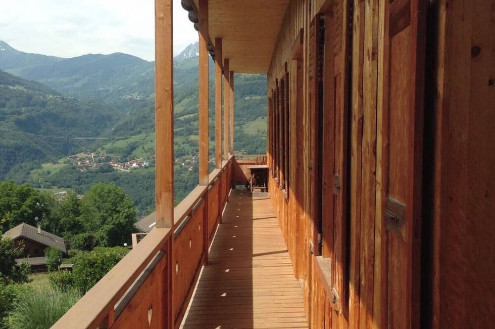 Quiet mountain apartment close to ski and seaside resorts - Aigueblanche - Balcón