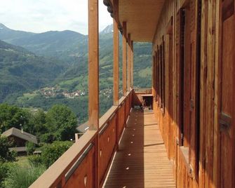 Quiet mountain apartment close to ski and seaside resorts - Aigueblanche - Balcón