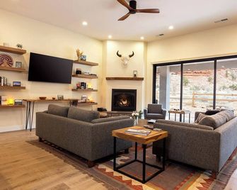 Kanab Oasis Luxury Family Home with Rooftop Deck - Kanab - Living room