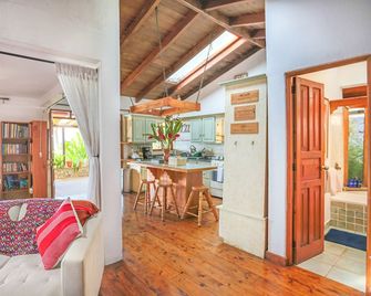 Lake Front Paradise-Nature where Mayan Culture Collide - Santa Cruz La Laguna - Living room