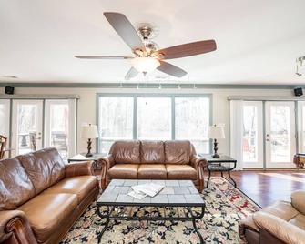 Riverfront hidden gem, ground floor open space! - Madison Heights - Вітальня