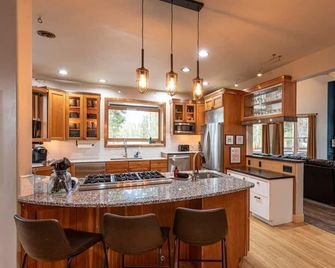 Beautiful Home, 11 beds, 2 Family Rooms, Hot Tub! - Granby - Cocina