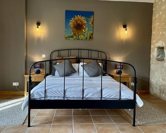 Spacious 3 Bed Gite Perfect To Explore All The Attractions Of The Loire Valley - Noyant-Villages - Chambre