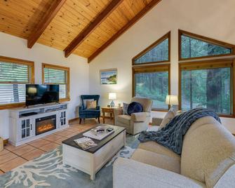 Coastal NorCal Sanctuary with Ocean and Redwoods Views - Gualala - Living room