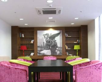 Hampton by Hilton Liverpool John Lennon Airport Hotel - Liverpool - Front desk