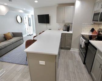 Darling Apartment in Capitol Hill - TWO min to Metro - Washington, D.C. - Kitchen