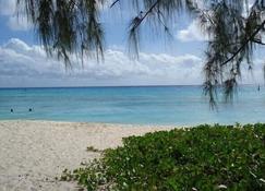 Upscale furnished holiday apartment in quiet road with pool close to golf club - Rockley - Beach