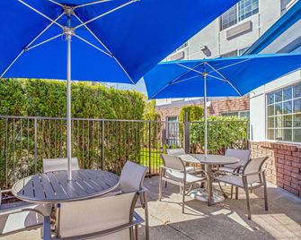 Holiday Inn Express & Suites Portland-Jantzen Beach By IHG - Portland - Balcón
