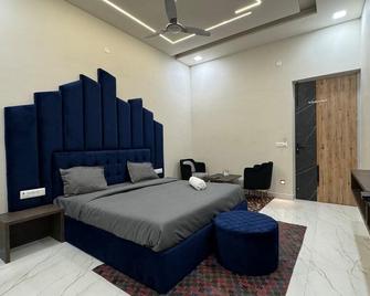 Saluja Residency Sirsa - Sirsa - Bedroom