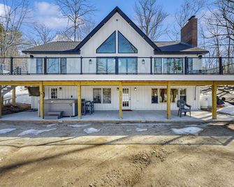 Lakefront house with private beach, firepit, dock, 4 kayaks, grill & hot tub - Gray - Building