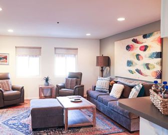 Walk to Beach! - Gorgeous San Clemente Cottage - San Clemente - Sala de estar