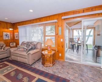 Newly Remodeled Lake Cabin on Forest Lake only 30 minutes from Twin Cities - Forest Lake - Sala de estar