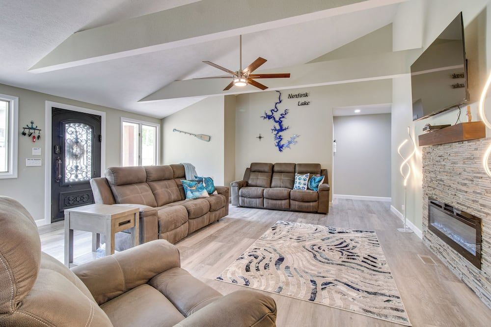 Serene Lakefront Mountain Home Getaway w/ Atrium! - Mountain Home - Wohnzimmer