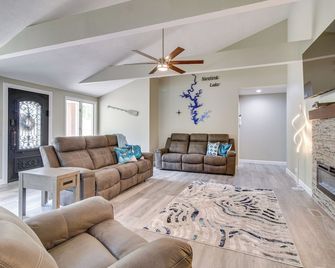 Serene Lakefront Mountain Home Getaway w/ Atrium! - Mountain Home - Вітальня
