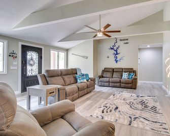 Serene Lakefront Mountain Home Getaway w/ Atrium! - Mountain Home - Wohnzimmer