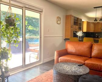 Cottage vibes! Cozy group retreat with pool and hot tub - Dorchester - Living room
