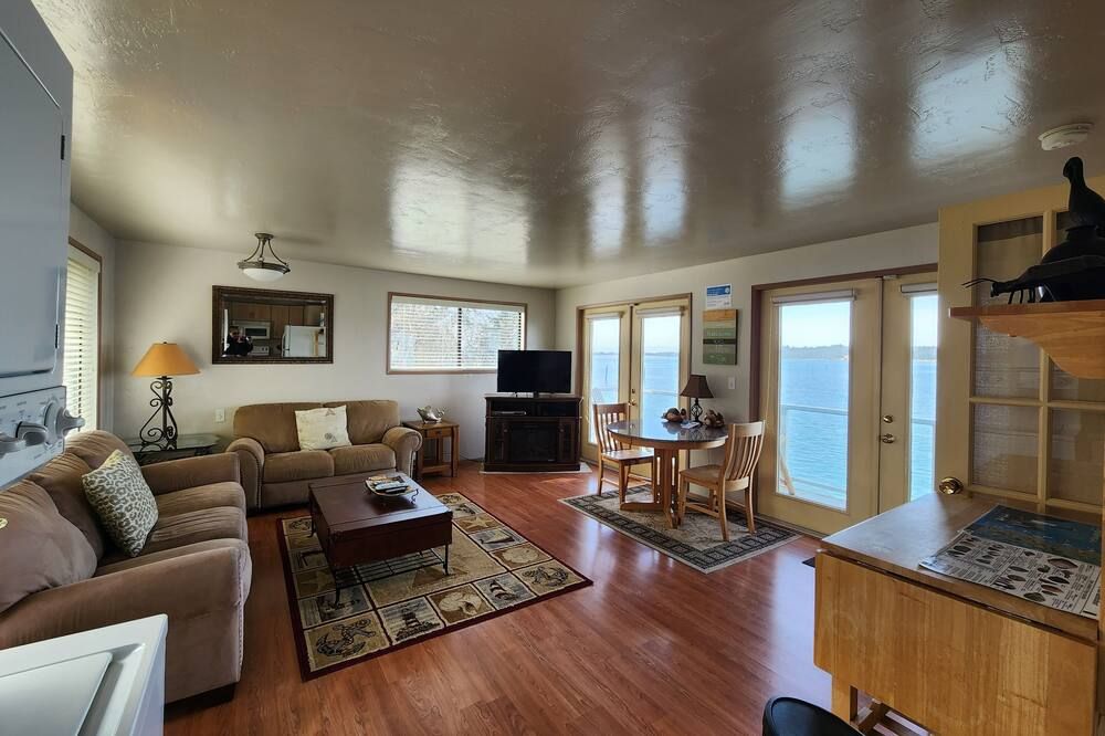 Upper Water front Condo - Coos Bay - Obývací pokoj