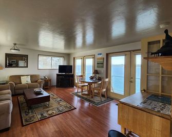 Upper Water front Condo - Coos Bay - Obývací pokoj