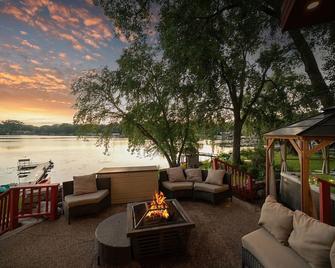 Minnesota Lakehouse Retreat - New Brighton - Patio