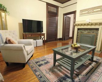 Historic home in Downtown Augusta GA. 5.2 miles from Masters. - Augusta - Living room