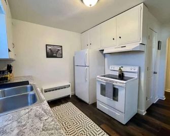 Downtown Yellow Room at Villages on Aurora - Ironwood - Keuken