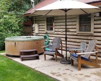 Cozy Log Cabin w/Hot Tub on Redstone Blvd, beautifully landscaped for privacy. - Redstone - Patio