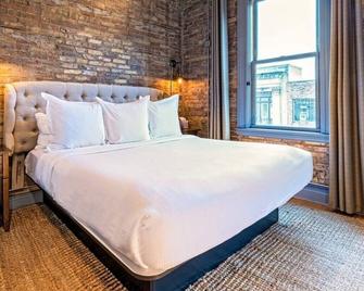 Hip Urban Loft - Small Town Charm - 124 Lofts #1 - West Dundee - Bedroom