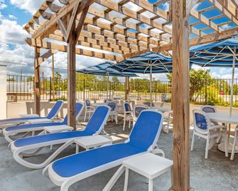 Quality Inn & Suites Spring Lake - Fayetteville near Fort Bragg - Spring Lake - Patio