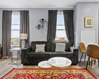 Furnished Apartments near Encore - Everett - Wohnzimmer