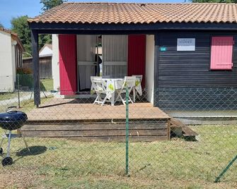 4-Person Chalet . Nearby Attractions. Air Conditioning - Hourtin - Patio