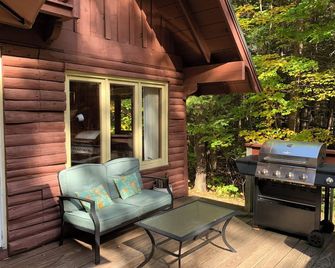 Cozy 3-bedroom chalet in lovely Bridgton 1/4 mile from pleasant mountain Skiing - Bridgton - Patio
