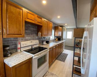 Hillside Cottage, 5 minutes to Stephenville, skiing and snowmobile trails. - Stephenville - Kitchen