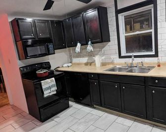 Beautiful 4 bedroom furnished townhouse for rent - Pottsville - Kitchen