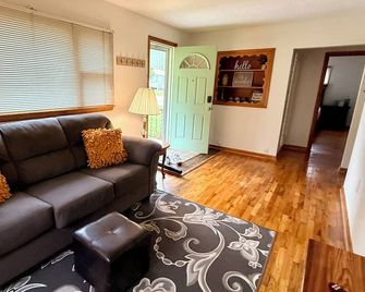 Cozy 2-bedroom house in tranquil Excelsior Springs with AC - Excelsior Springs - Living room