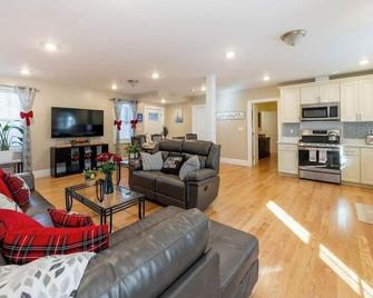 284 - 5BR Boston - Peaceful House near England Aqua - Quincy - Living room