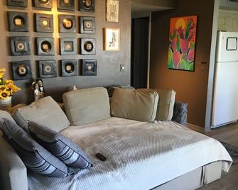 Kachina Verde, a wonderful place to stay in historic Jerome. - Jerome - Living room