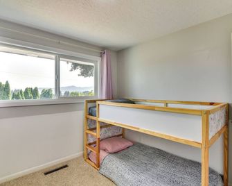 Serene Forest Grove Home w/ Deck & Stunning Views! - Forest Grove