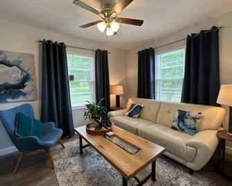 1-bedroom vacation home just 20 minutes from Asheville - Mars Hill - Living room
